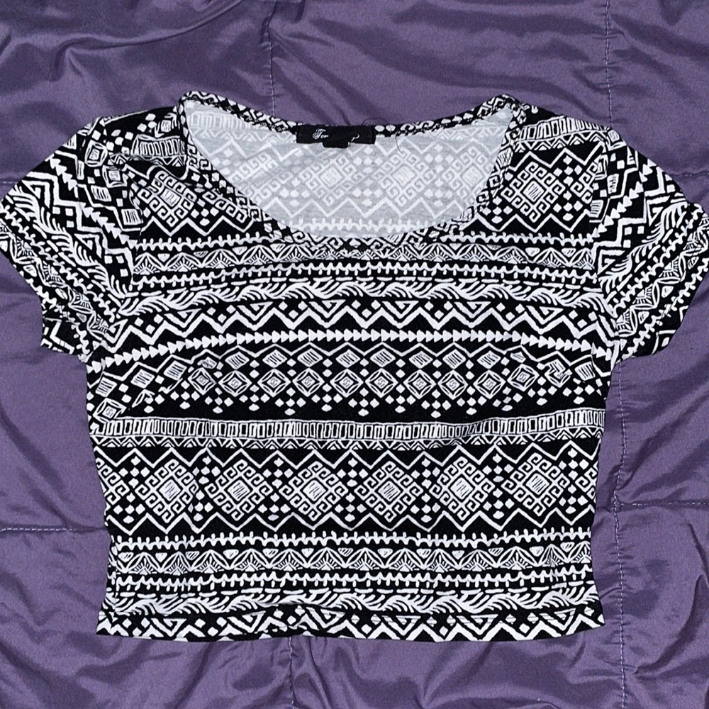 Forever 21 Black Patterned Crop Top Size Small